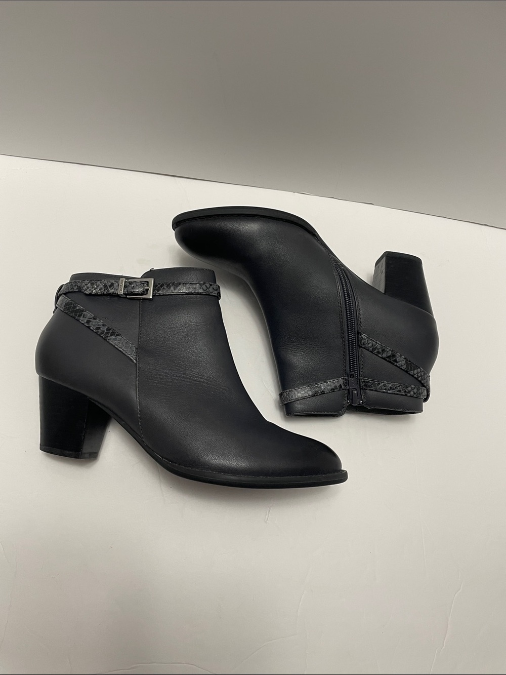 Vionic Upright Upton Dark Grey Ankle Boots with Buckle Accent Sz 6.5M